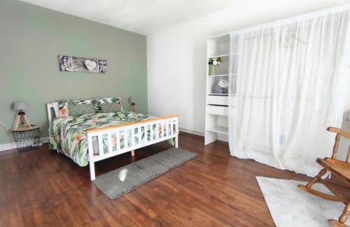 Le Dorat Apartamento | Number 22 - Le Dorat - Apartment One with garden & free parking