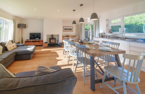 Ambleside Casa | Number 5 - 4-Bed Bungalow with Parking & Garden