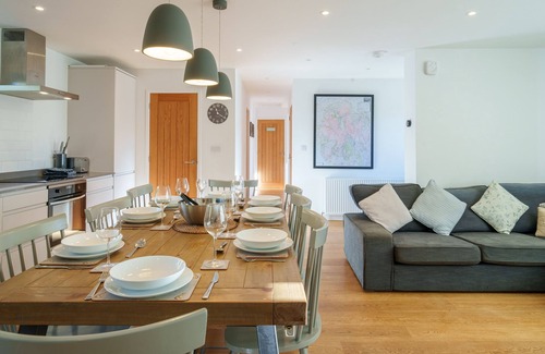 Ambleside Casa | Number 5 - 4-Bed Bungalow with Parking & Garden
