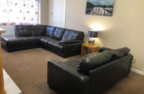 Winestead Casa | Number One - Fully Equipped Self Catering Four Bedroom House next to Dunedin, 15 mins to Spurn, 20 mins to Saltend, 12 mins to Easington