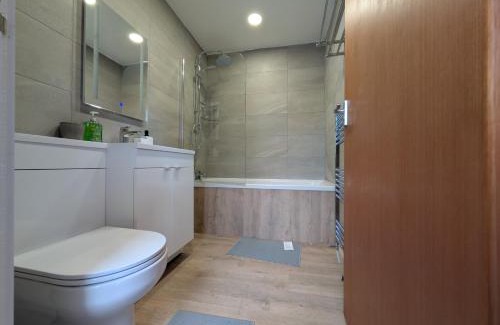 Birtley Apartamento | Numero Uno Ensuite 3BR Flat Hot Tub Wifi Parking