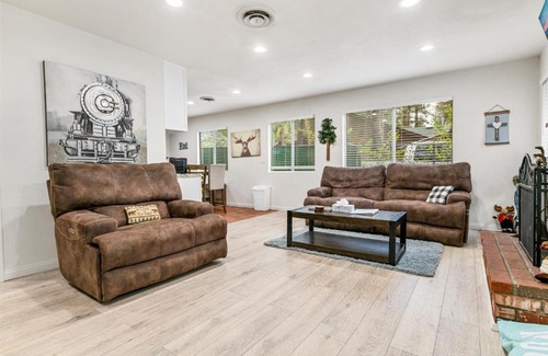 Big Bear Lake Casa | Nunu's Cabin - Beautiful cabin, close to ski resorts and town, Hot Tub and Board Games!