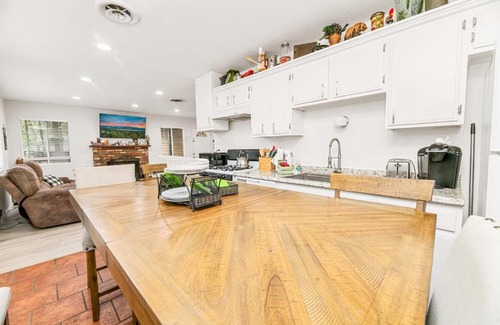 Big Bear Lake Casa | Nunu's Cabin - Beautiful cabin, close to ski resorts and town, Hot Tub and Board Games!