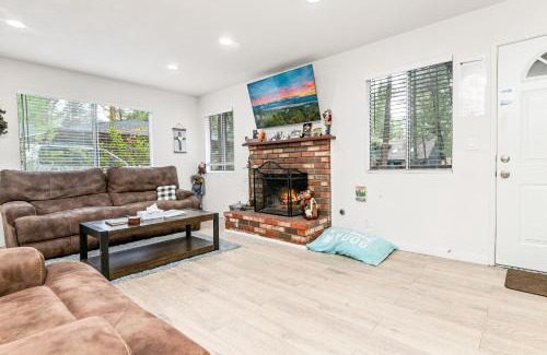 Big Bear Lake Casa | Nunu's Cabin - Beautiful cabin, close to ski resorts and town, Hot Tub and Board Games!