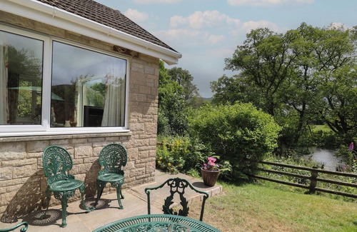 Rhayader Cabaña | NUTHATCH COTTAGE AT RIVERSIDE LODGE, pet friendly in Rhayader