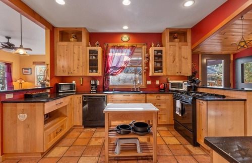 River West Casa | Alpenglow`s NW Federal, pasos del centro de Bend - ¡Se admiten mascotas! WiFi gratis Chimenea aire acondicionado