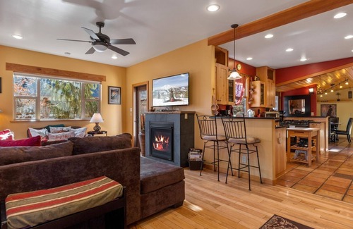 River West Casa | Alpenglow`s NW Federal, pasos del centro de Bend - ¡Se admiten mascotas! WiFi gratis Chimenea aire acondicionado
