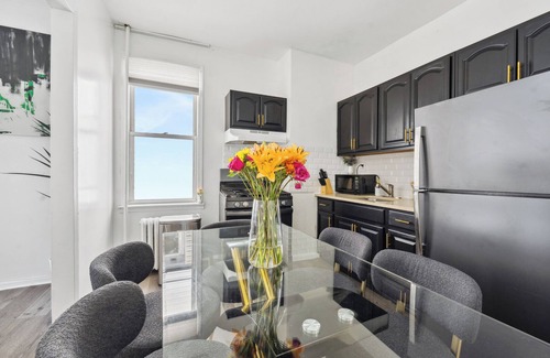 Southeast Yonkers Casa | NY Prime Luxury Escape with KING Bed + Easy Parking