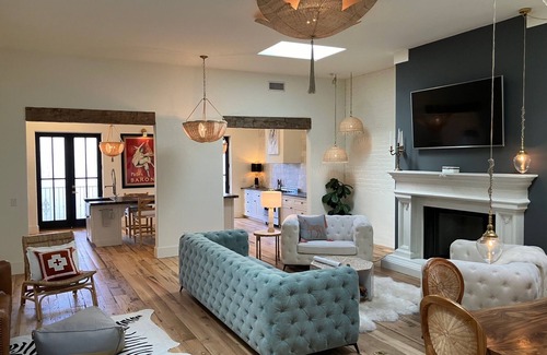 High Point Apartamento | NY STYLE TOWNHOME WITH THE FEEL OF A 5-STAR HOTEL. DOWNTOWN H PT. MARKET CENTER