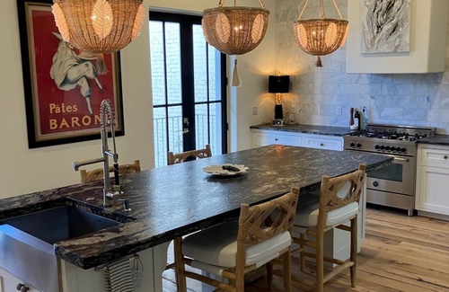 High Point Apartamento | NY STYLE TOWNHOME WITH THE FEEL OF A 5-STAR HOTEL. DOWNTOWN H PT. MARKET CENTER