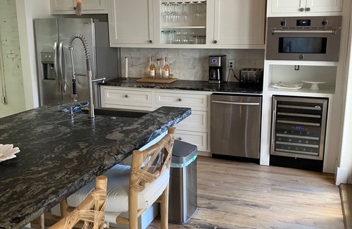 High Point Apartamento | NY STYLE TOWNHOME WITH THE FEEL OF A 5-STAR HOTEL. DOWNTOWN H PT. MARKET CENTER