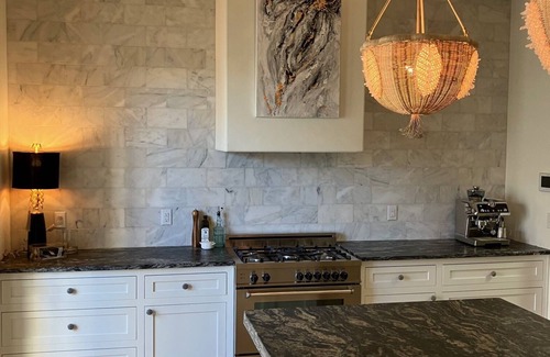 High Point Apartamento | NY STYLE TOWNHOME WITH THE FEEL OF A 5-STAR HOTEL. DOWNTOWN H PT. MARKET CENTER