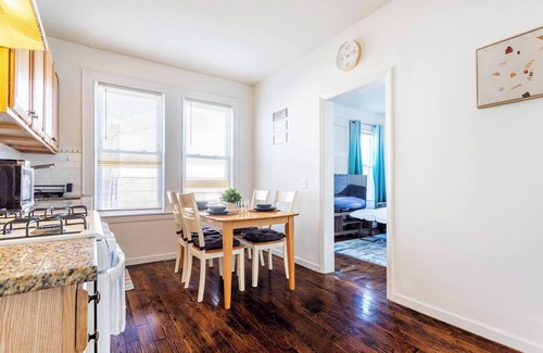 Ampere Cama Y Desayuno | Family Urban: 2BR, FREE Pkng, Airport & NYC Ease!