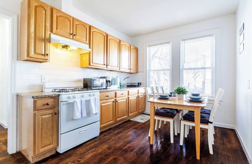 Ampere Cama Y Desayuno | Family Urban: 2BR, FREE Pkng, Airport & NYC Ease!
