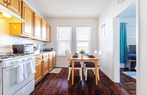 Ampere Cama Y Desayuno | Family Urban: 2BR, FREE Pkng, Airport & NYC Ease!