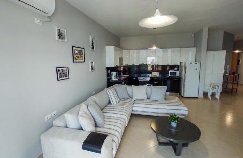 Tragjas Apartamento | NYC Modern & Spacious Apartament 5 min from seaside