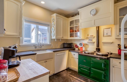 Newport Casa | Nye Beach 3-Story Victorian has Ocean Views, Beach Nearby, Two Bedrooms