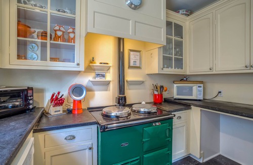 Newport Casa | Nye Beach 3-Story Victorian has Ocean Views, Beach Nearby, Two Bedrooms