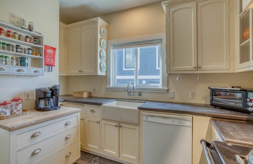 Newport Casa | Nye Beach 3-Story Victorian has Ocean Views, Beach Nearby, Two Bedrooms