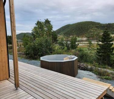 Leksvik Casa | Nyoppført hytte med badestamp