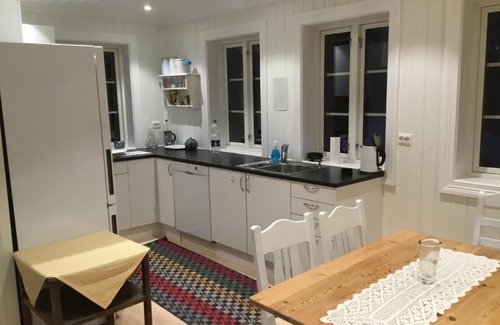 Arendal Apartamento | Nyrestaurert leilighet nær byen og badeplass