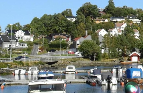 Arendal Apartamento | Nyrestaurert leilighet nær byen og badeplass