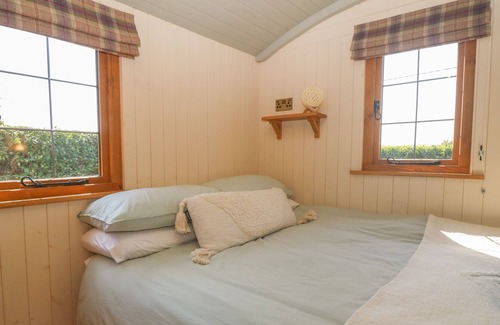 Llanfaelog Cabaña | NYTH BACH, pet friendly, country holiday cottage in Rhosneigr