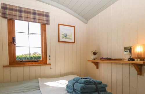 Llanfaelog Cabaña | NYTH BACH, pet friendly, country holiday cottage in Rhosneigr