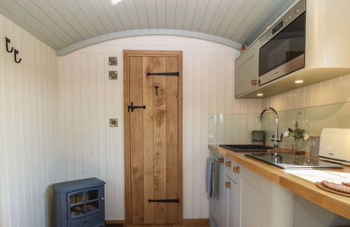Llanfaelog Cabaña | NYTH BACH, pet friendly, country holiday cottage in Rhosneigr