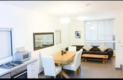 Bat Yam Apartamento | Oַ&O Group- Cozy APT Bat-Yam 3 Min Walk To Beach
