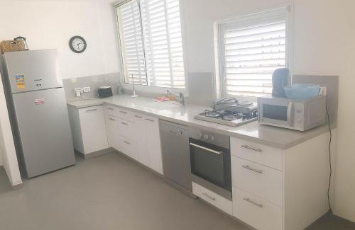 Bat Yam Apartamento | Oַ&O Group- Cozy APT Bat-Yam 3 Min Walk To Beach