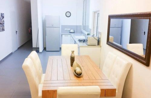 Bat Yam Apartamento | Oַ&O Group- Cozy APT Bat-Yam 3 Min Walk To Beach