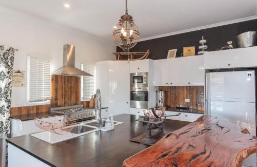 Jindabyne Casa | Oak and Barrell 7 Twynam Street