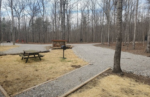 Beersheba Springs Cabina | Oak-dog friendly, homestead w/ livestock, quiet, relaxing, hiking, near Caverns