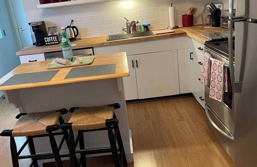 Groton Casa | Oak Grove Cottage - in the foothills of Mystic