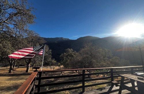 Three Rivers Cabina | Oak Grove Getaway: Unique & Secluded Cabin with Breathtaking Views, Wifi