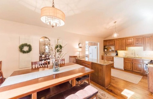 Forest Casa | Oak Grove Retreat-hot tub/family and pet friendly