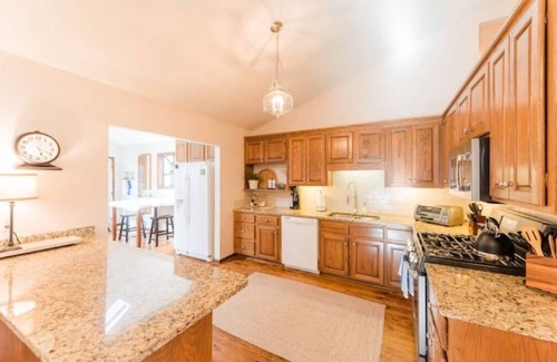 Forest Casa | Oak Grove Retreat-hot tub/family and pet friendly