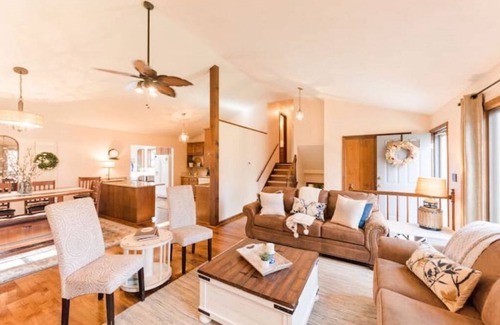 Forest Casa | Oak Grove Retreat-hot tub/family and pet friendly