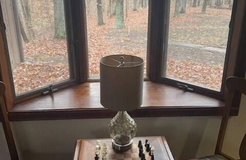Morgantown Cabina | Oak Haven 1827 Cabin Rental