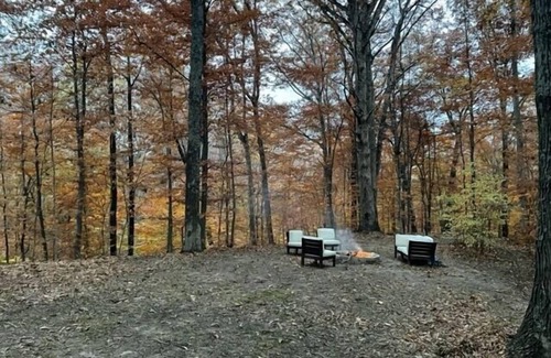 Morgantown Cabina | Oak Haven 1827 Cabin Rental