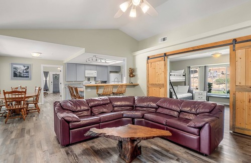 Ahwahnee Casa | Oak Hills Retreat - Gated Pool, BBQ & Fire Pit