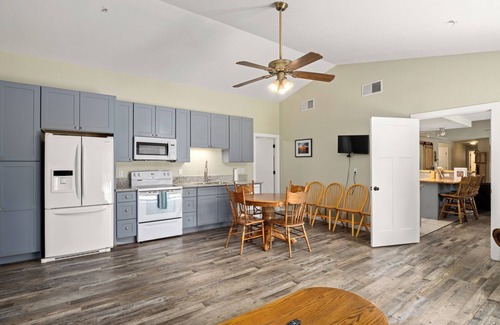 Ahwahnee Casa | Oak Hills Retreat - Gated Pool, BBQ & Fire Pit