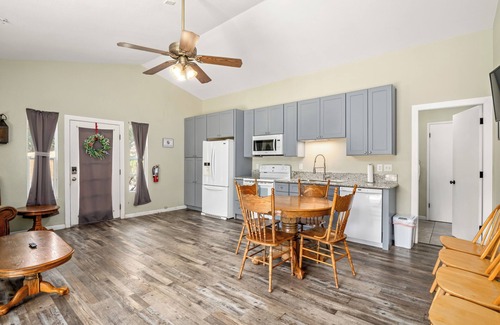 Ahwahnee Casa | Oak Hills Retreat - Gated Pool, BBQ & Fire Pit