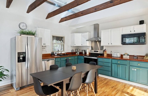 Westside Casa | Oak House Charleston 3BR 2B in downtown. Enjoy peacefulness, history & comfort.