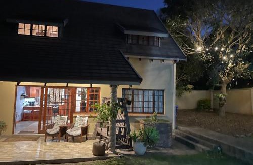 Hillcrest Apartamento | OAK HOUSE, Entire holiday home, Self catering, fully equipped, double storey, 3 bedroom, 2 bathroom, outside entertainment, Braai area, 300sqm home