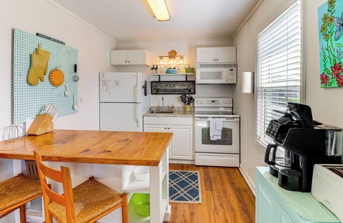 Tranquil Harbour Condominio | Oak Island Condo w/ Ocean View: Steps to Beach!