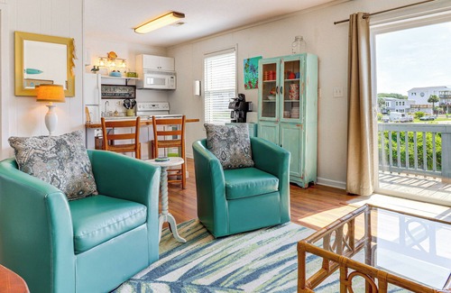 Tranquil Harbour Condominio | Oak Island Condo w/ Ocean View: Steps to Beach!
