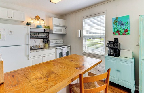Tranquil Harbour Condominio | Oak Island Condo w/ Ocean View: Steps to Beach!