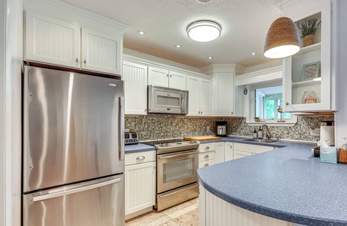 Long Beach Cabaña | Oak Island Cottage: Minutes to Long Beach!